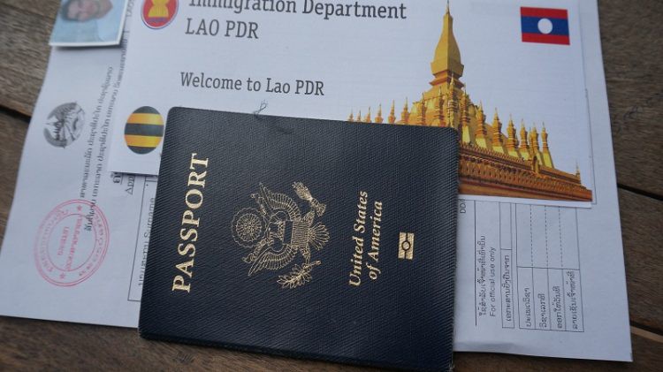 nguoi nuoc ngoai tai lao khong bi phat vi qua han ho chieu hinh 1