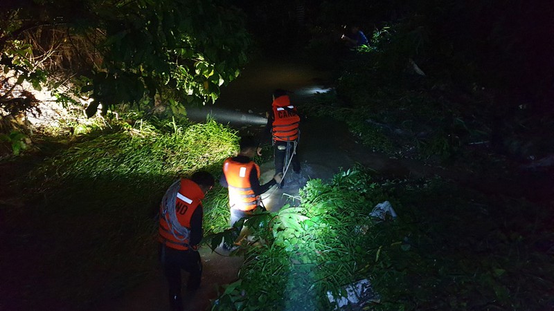 tim kiem be trai 4 tuoi o binh duong bi nuoc cuon troi hinh 1