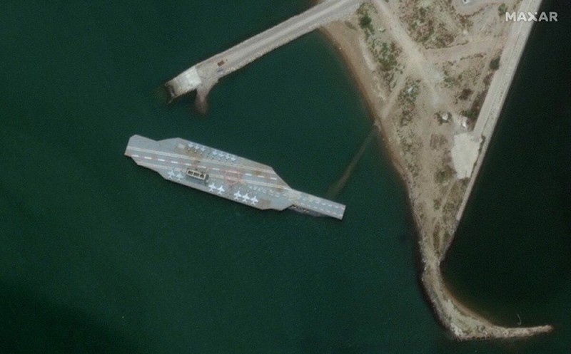 cang thang voi my, iran sua tau san bay gia de tap ban? hinh 1