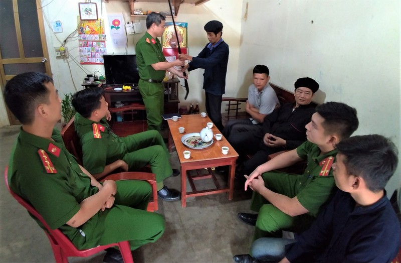 dong bao vung cao yen bai  tu giac giao nop vu khi tu che hinh 1