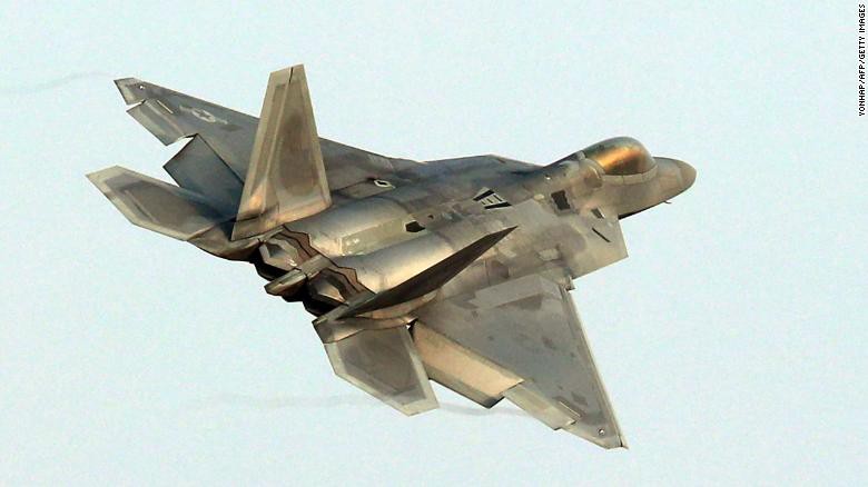 tiem kich f-22 my chan may bay san ngam il-38 nga gan alaska hinh 1