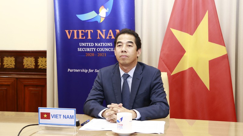 thu truong to anh dung du thao luan truc tuyen cua hdba ve  dai dich va an ninh hinh 1