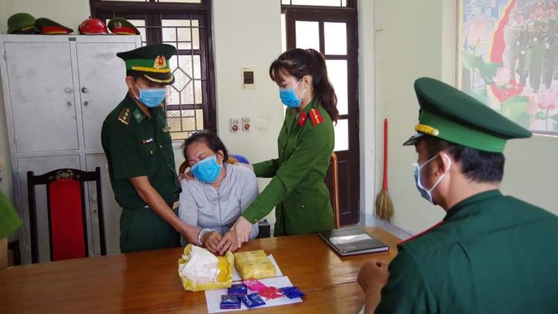 bat qua tang nguoi phu nu van chuyen 12.000 vien ma tuy tong hop hinh 1