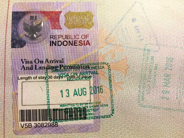 nguoi nuoc ngoai bi ket lai indonesia phai roi di trong 30 ngay  hinh 1