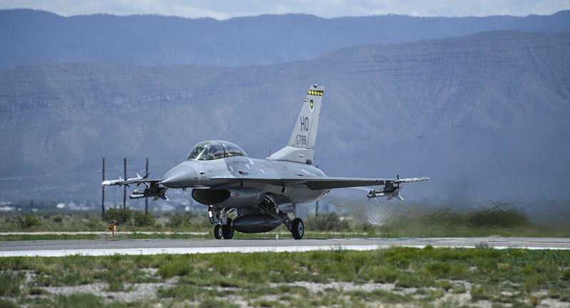 tiem kich f-16 cua my gap nan, phi cong bi thuong hinh 1