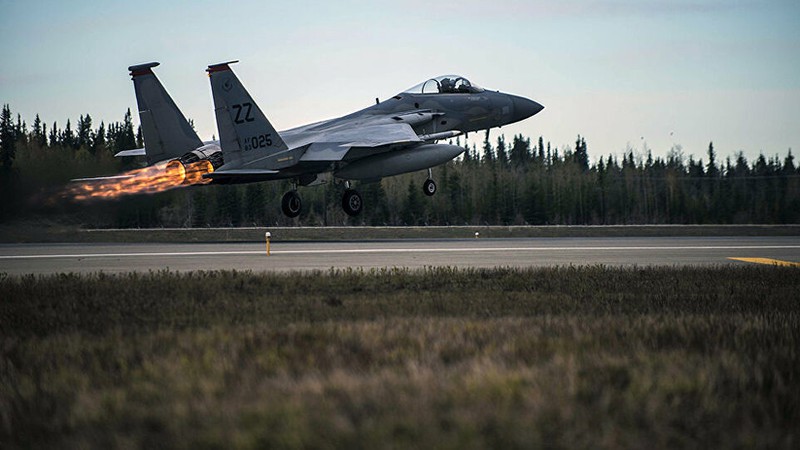 may bay cho khach iran bi f-15 cua my "quay roi" 2 lan trong 6 phut hinh 1