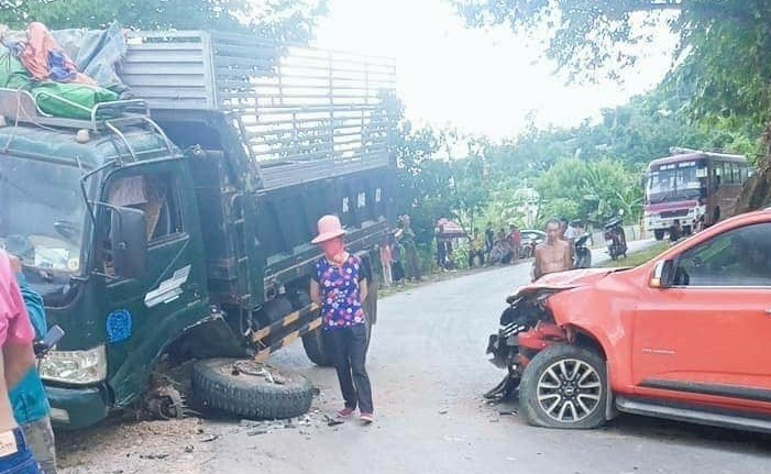 dau dau do troi mua, duong tron, 2 xe o to deu hu hong nang hinh 1
