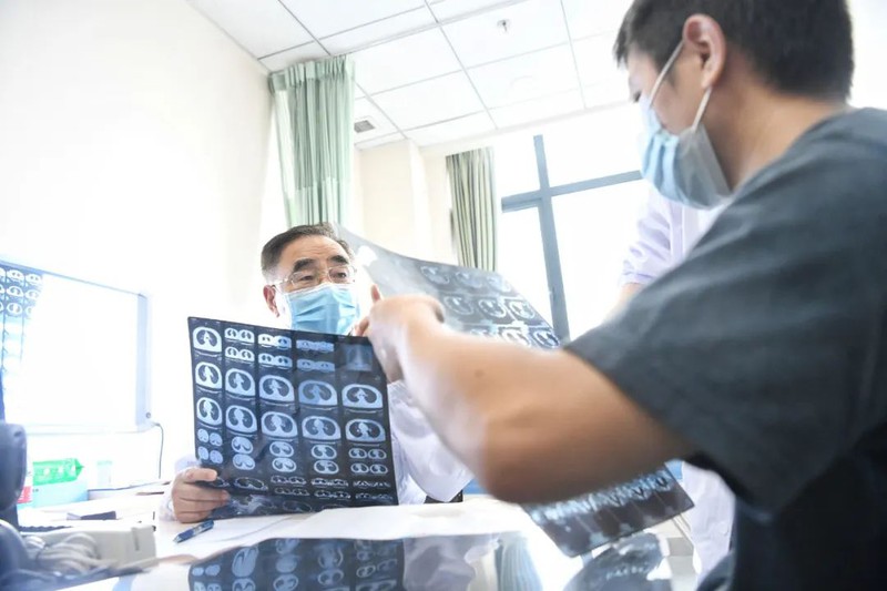 chuyen gia trung quoc: nguoi tung mac covid-19 khong nen de bi cam cum hinh 1
