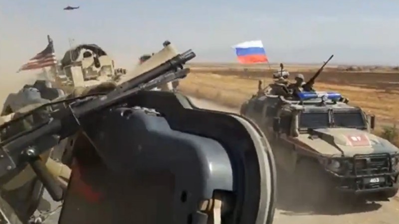 xe quan su nga va my va cham o syria hinh 1