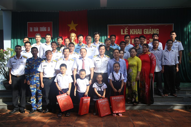 khai giang nam hoc moi o dao truong sa hinh 2