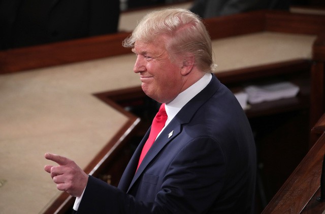nguoi dan my tiep tuc chia re sau viec ong trump duoc tuyen vo toi hinh 1