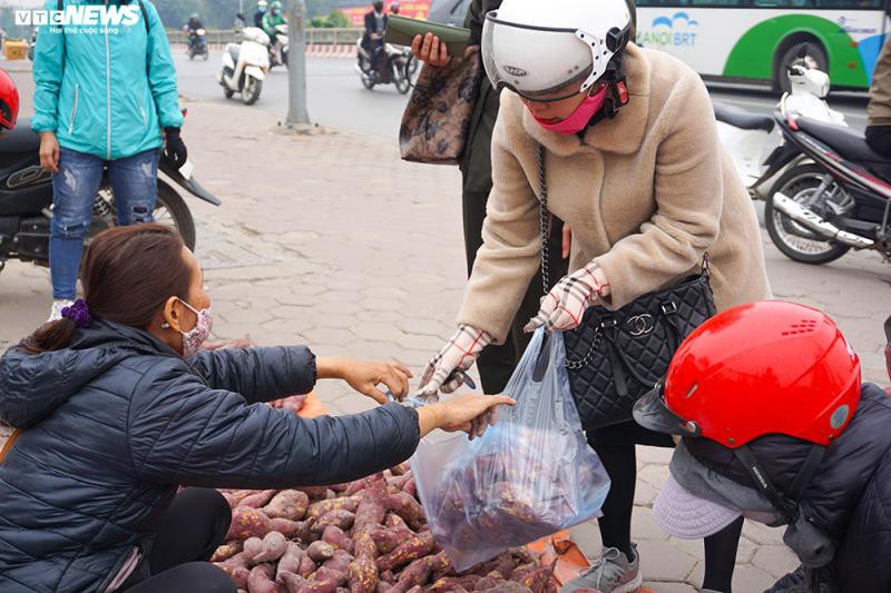 khoai lang ngon ngang tren via he ha noi, cho khach "giai cuu" hinh 4