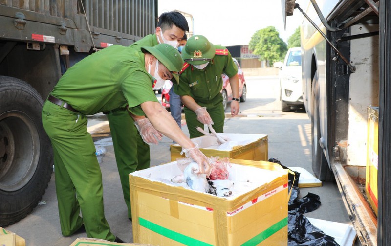 bat giu xe khach van chuyen 800 kg thuc pham boc mui hoi thoi hinh 1