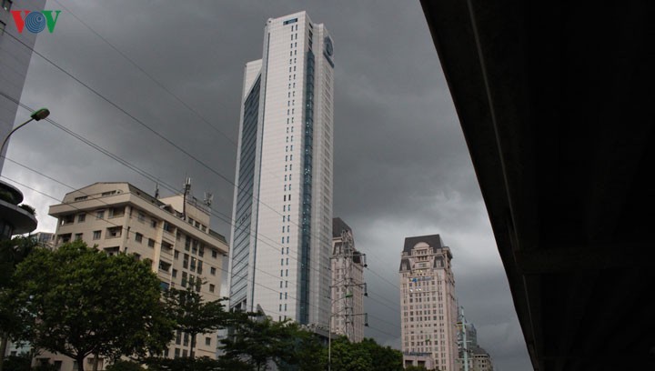 thoi tiet hom nay: ha noi co mua rao va dong, de phong mua da va gio giat manh hinh 1