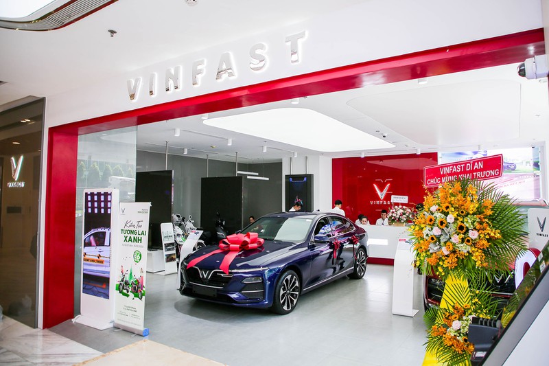 vinfast lap ky luc khai truong 27 showroom trong mot ngay hinh 1