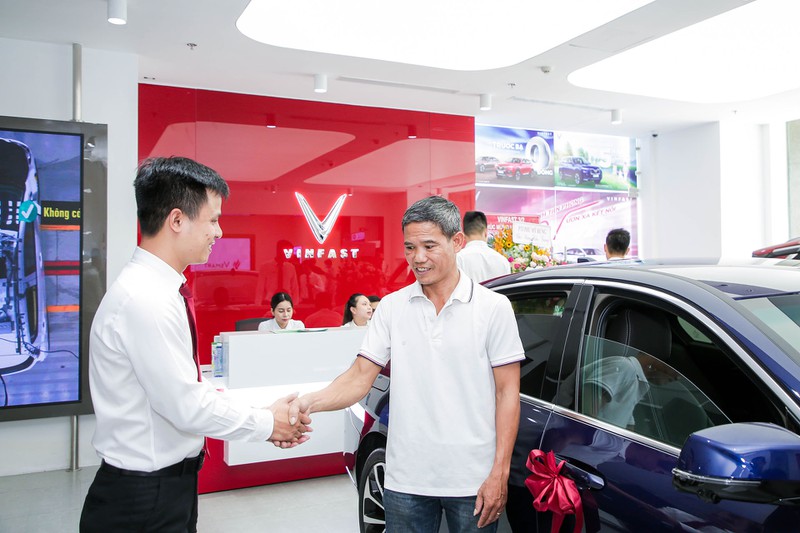 vinfast lap ky luc khai truong 27 showroom trong mot ngay hinh 8