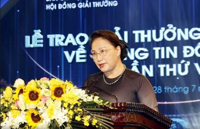 chu tich quoc hoi du giai thuong toan quoc thong tin doi ngoai lan thu vi hinh 1