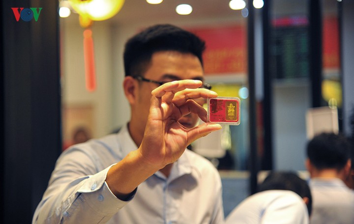 gia vang sjc cao hon vang the gioi gan 5 trieu dong/luong hinh 1