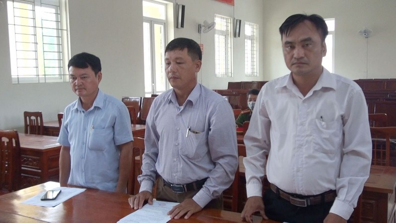 khoi to nhom can bo xa "ho bien" dat cong thanh dat nha minh hinh 1