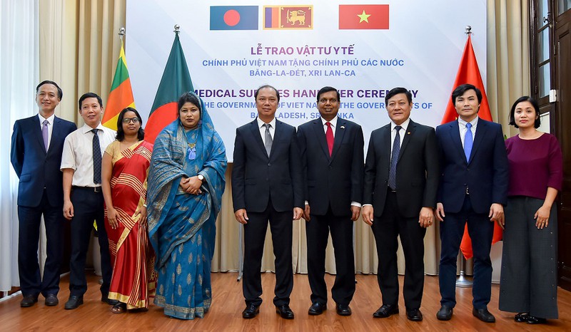 trao vat tu y te ho tro bangladesh va sri lanka chong dich covid-19 hinh 2