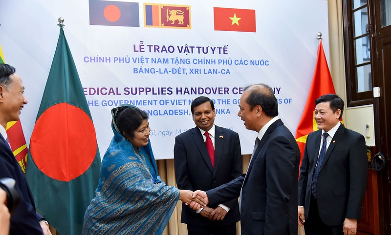 trao vat tu y te ho tro bangladesh va sri lanka chong dich covid-19 hinh 1