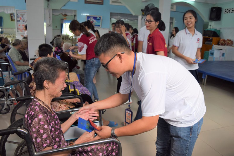hoc sinh, sinh vien nhg mang xuan den tre mo coi va cu gia neo don hinh 1