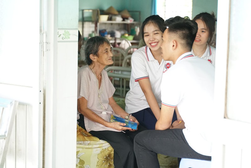 hoc sinh, sinh vien nhg mang xuan den tre mo coi va cu gia neo don hinh 4