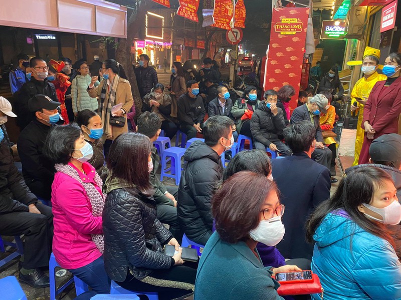 ngay via than tai: nguoi dan deo khau trang xep hang cho den luot hinh 1