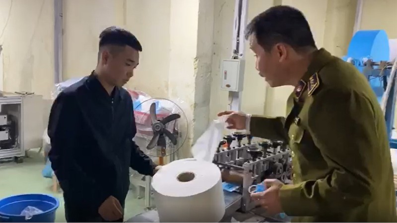 san xuat khau trang y te co loi khang khuan tu giay ve sinh hinh 1