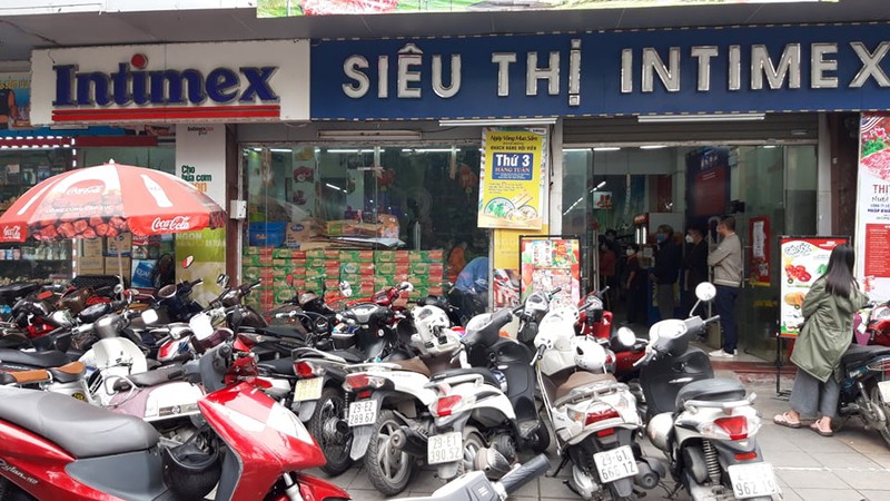 nguoi dan ha noi un un di mua sam tich tru gay khan hiem ao hang hoa hinh 7