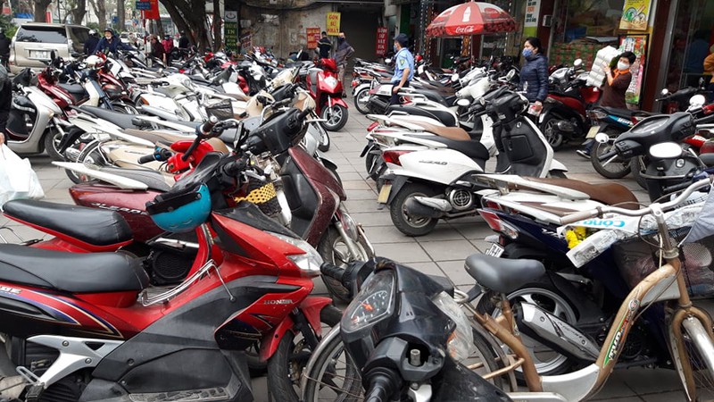 nguoi dan ha noi un un di mua sam tich tru gay khan hiem ao hang hoa hinh 11