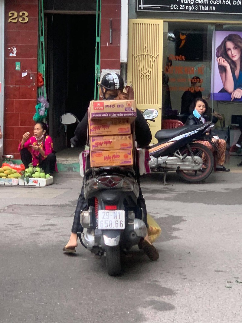 nguoi dan ha noi un un di mua sam tich tru gay khan hiem ao hang hoa hinh 9