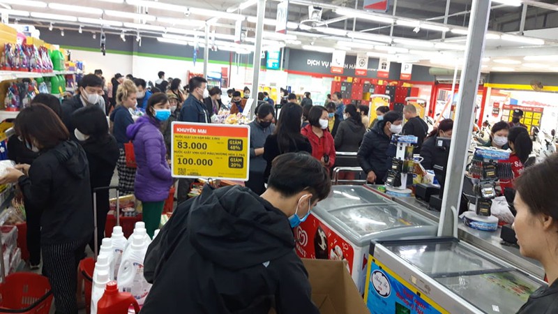 nguoi dan ha noi un un di mua sam tich tru gay khan hiem ao hang hoa hinh 1