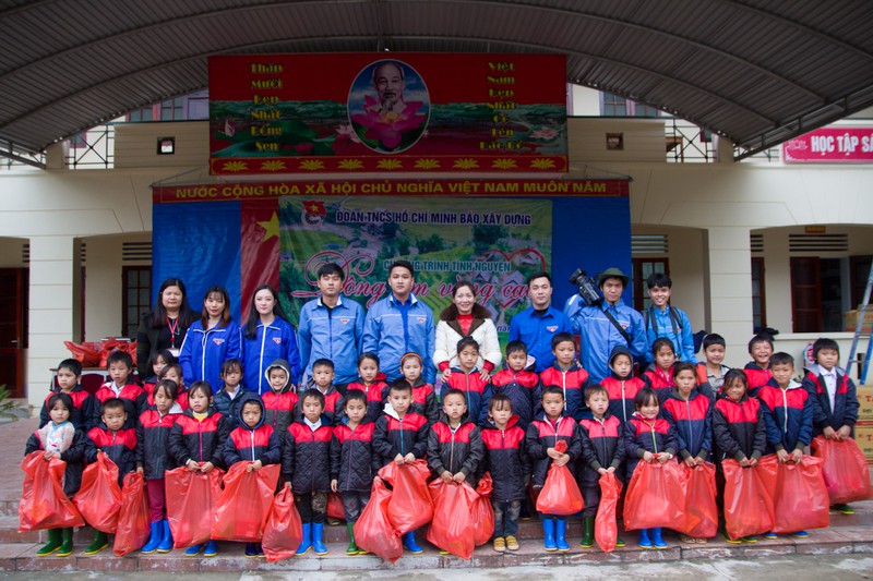 trao qua tu thien cho hoc sinh ngheo vung cao ha giang hinh 1
