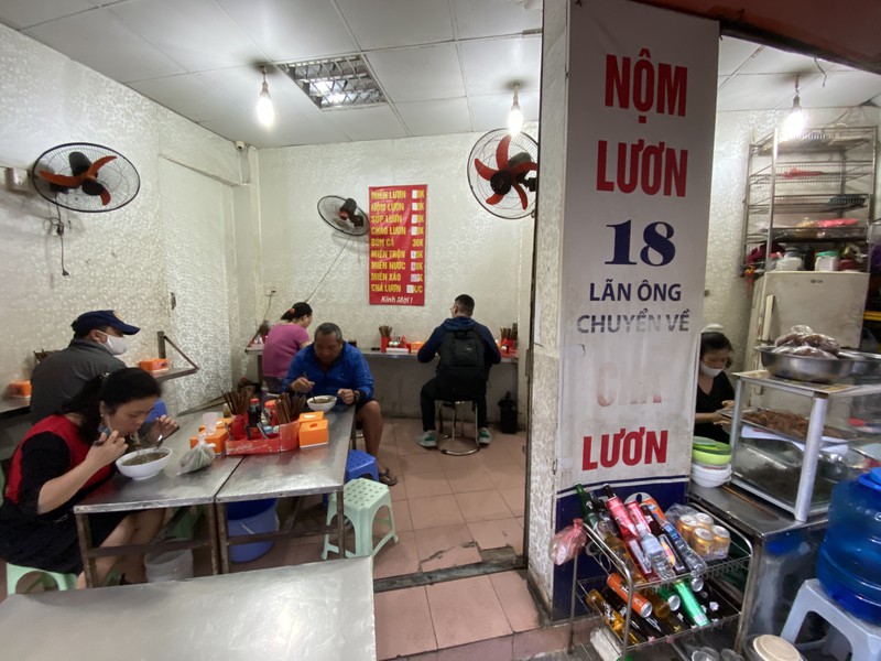 hang an uong o ha noi ruc rich mo cua sau noi long cach ly xa hoi hinh 1