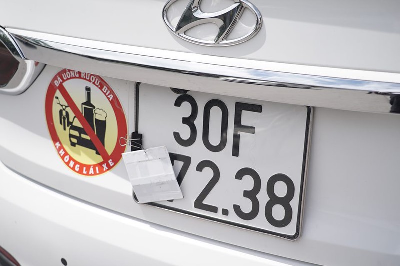 nhieu xe taxi che bien, dung do sai quy dinh truoc cong benh vien hinh 1