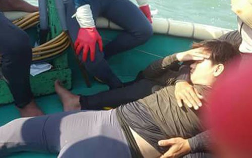 tau kiem ngu va thuyen thung lam 1 ngu dan gay chan roi xuong bien  hinh 1