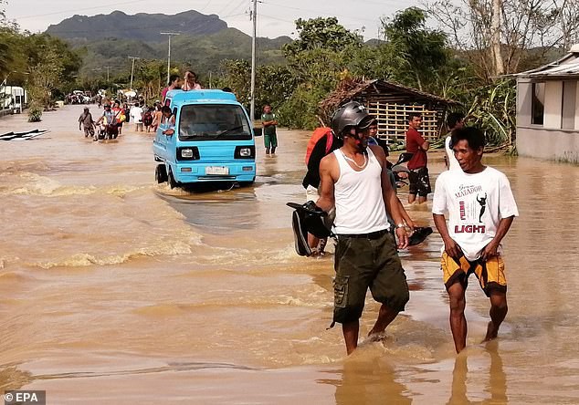 anh: bao phanfone tan pha philippines, it nhat 28 nguoi thiet mang hinh 7