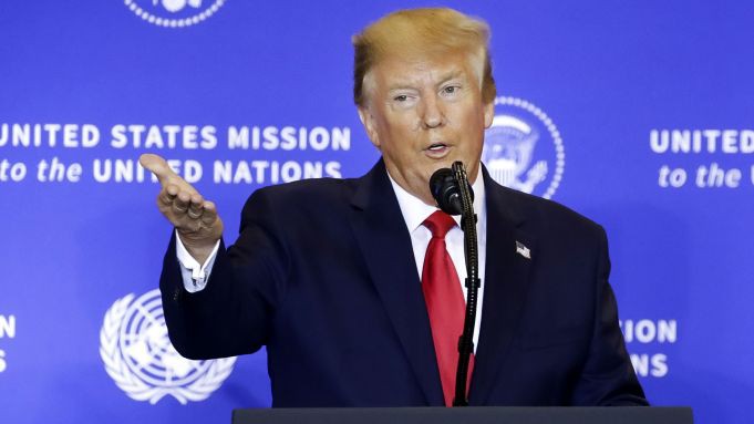 tong thong trump de doa se ap thue doi voi o to nhap khau tu eu hinh 1