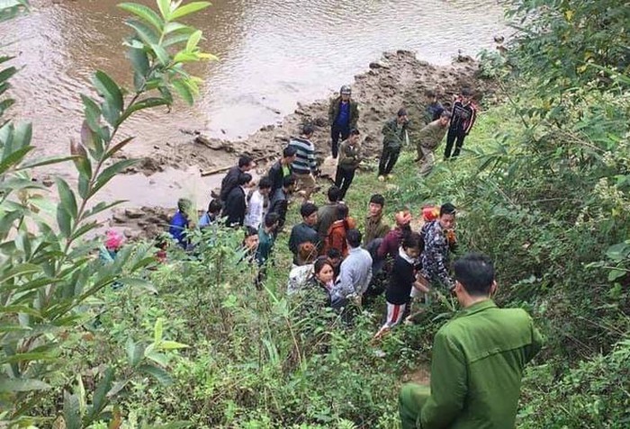 phat hien thi the co gai bi chon vui, lo canh tay ben bo suoi hinh 1