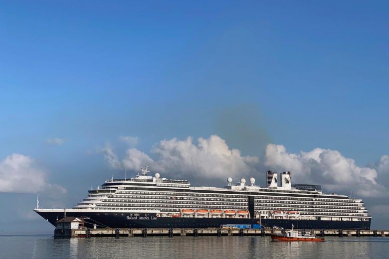 nu hanh khach nhiem covid-19 tren du thuyen westerdam khoi benh hinh 1