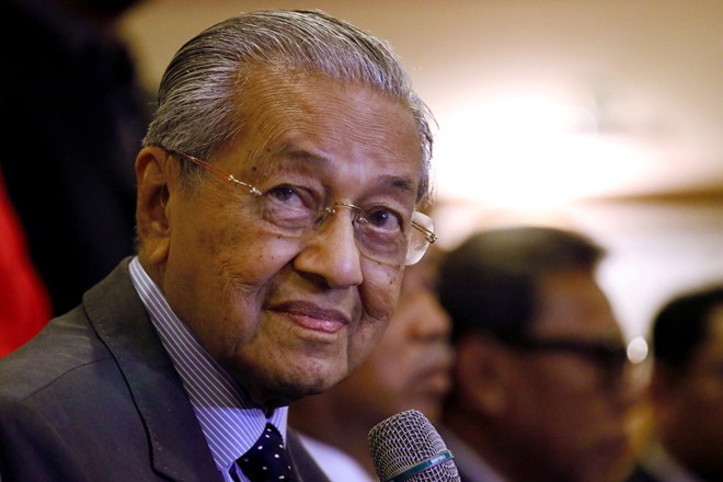 ong mahathir duoc giu lai lam thu tuong lam thoi cua malaysia hinh 1
