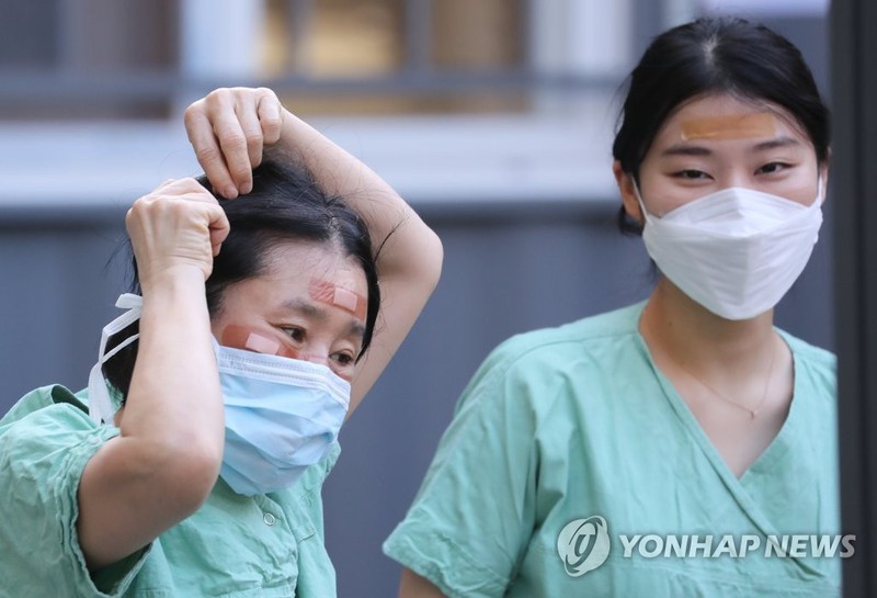 han quoc ghi nhan 6.767 ca nhiem virus sars-cov-2 hinh 1