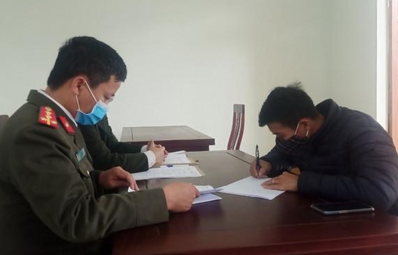 tung tin sai lech ve covid-19, nam thanh nien bi xu phat nang hinh 1