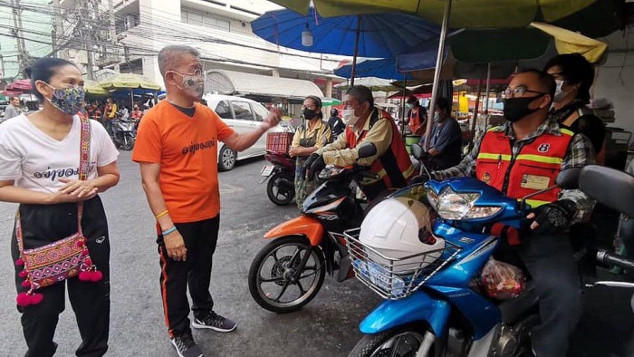 thai lan phat mien phi khau trang vai cho nguoi dan qua duong buu dien hinh 1