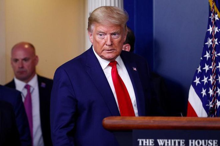 ong trump sa thai nguoi giam sat goi cuu tro covid-19 hon 2.000 ty usd hinh 1