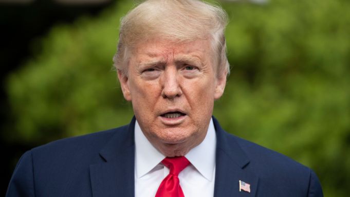 ong trump: so ca covid-19 tai my tang cao la mot "huy hieu danh du" hinh 1