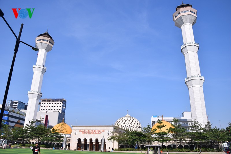 indonesia lan dau tien trong lich su dong cua nha tho dip eid al-fitr hinh 3