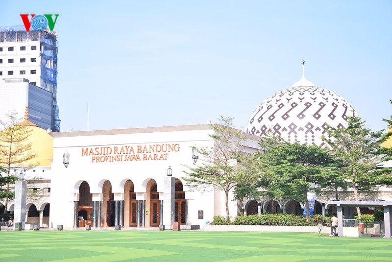 indonesia lan dau tien trong lich su dong cua nha tho dip eid al-fitr hinh 4