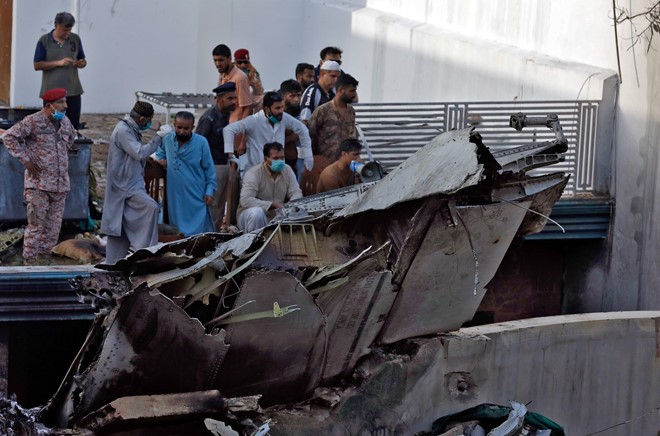 pakistan cam ket dieu tra minh bach vu roi may bay khien 97 nguoi chet hinh 1